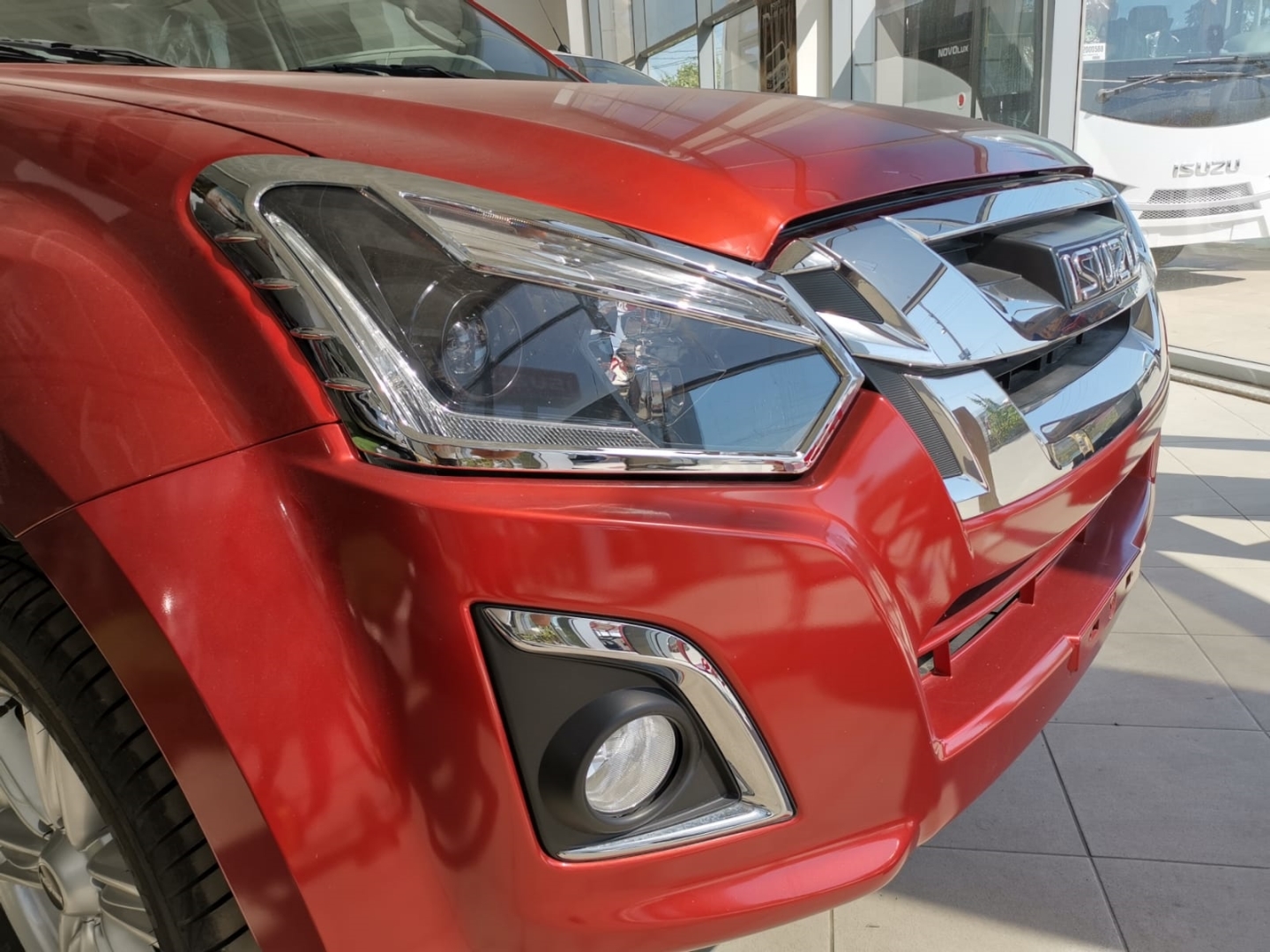 Isuzu D-MAX 2018+ Uyumlu Far Çerçevesi Kaplama Nikelaj Sinyal Çizgili 2