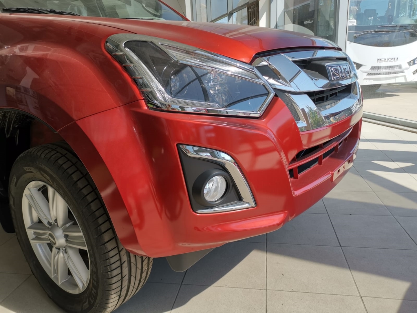 Isuzu D-MAX 2018+ Uyumlu Far Çerçevesi Kaplama Nikelaj Sinyal Çizgili 3