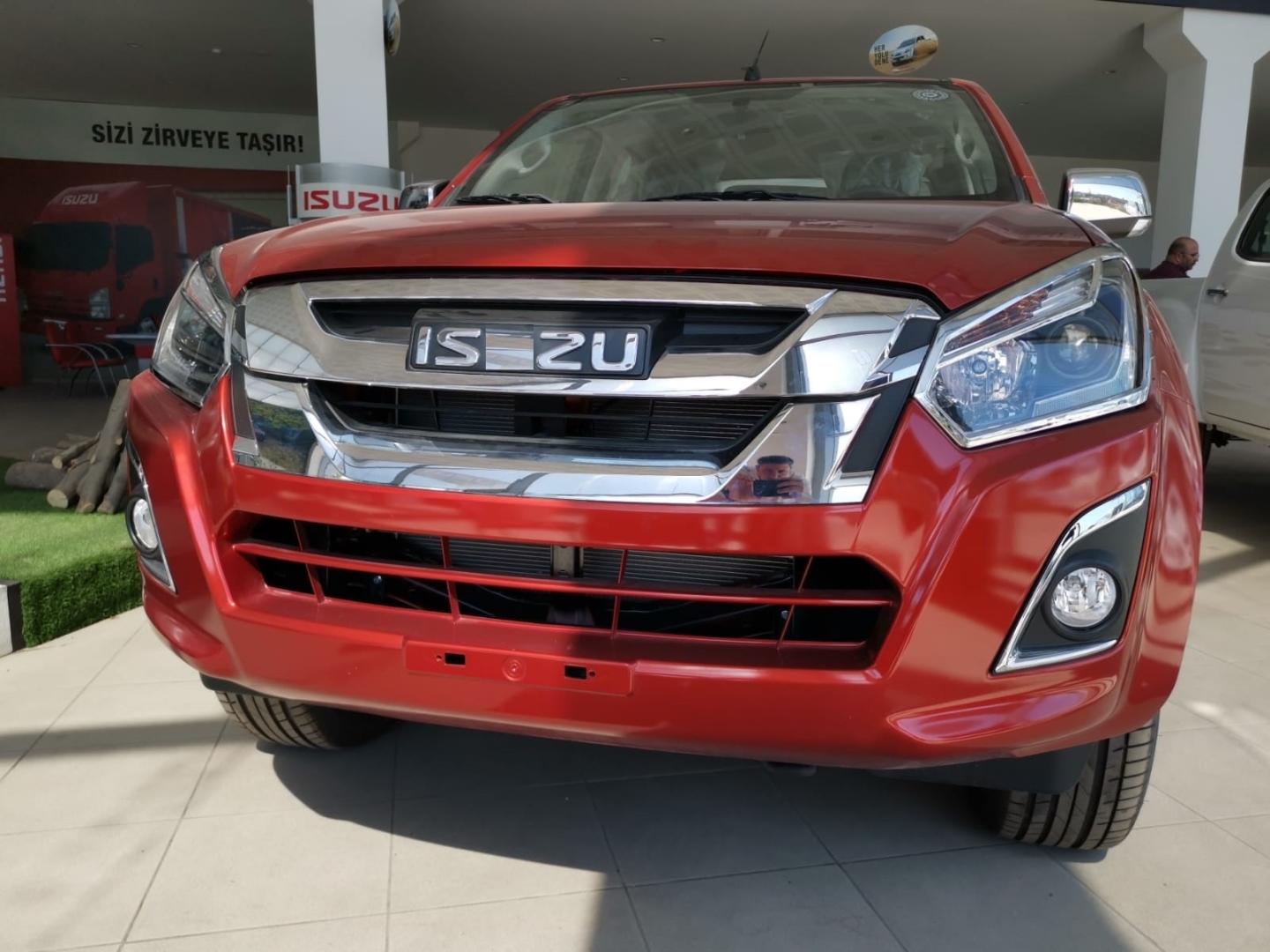 Isuzu D-MAX 2018+ Uyumlu Far Çerçevesi Kaplama Nikelaj Sinyal Çizgili 5