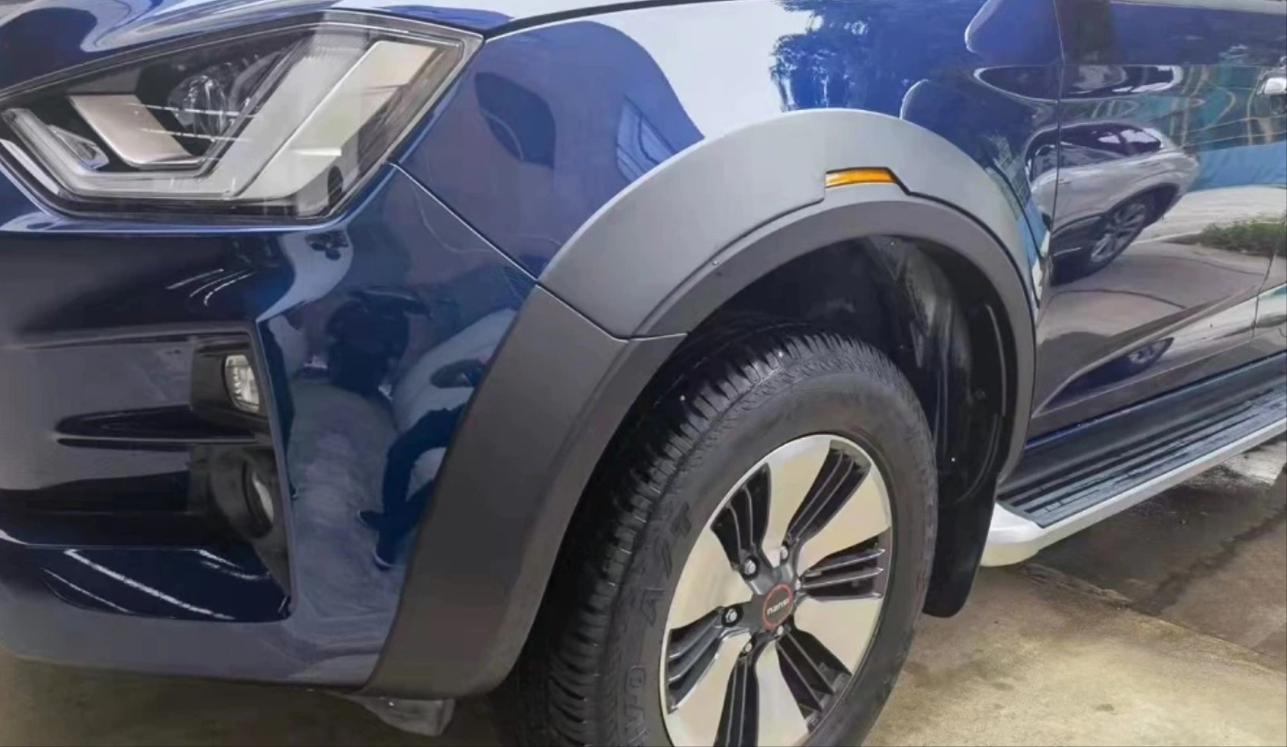 Isuzu D-MAX 2020+ Camurluk Kabartma Reflektörlü (Dodık) 3