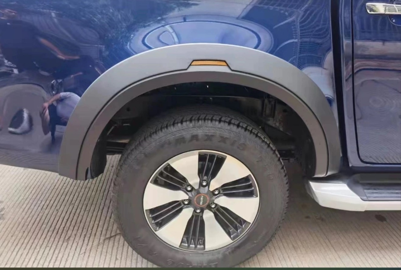 Isuzu D-MAX 2020+ Camurluk Kabartma Reflektörlü (Dodık) 4
