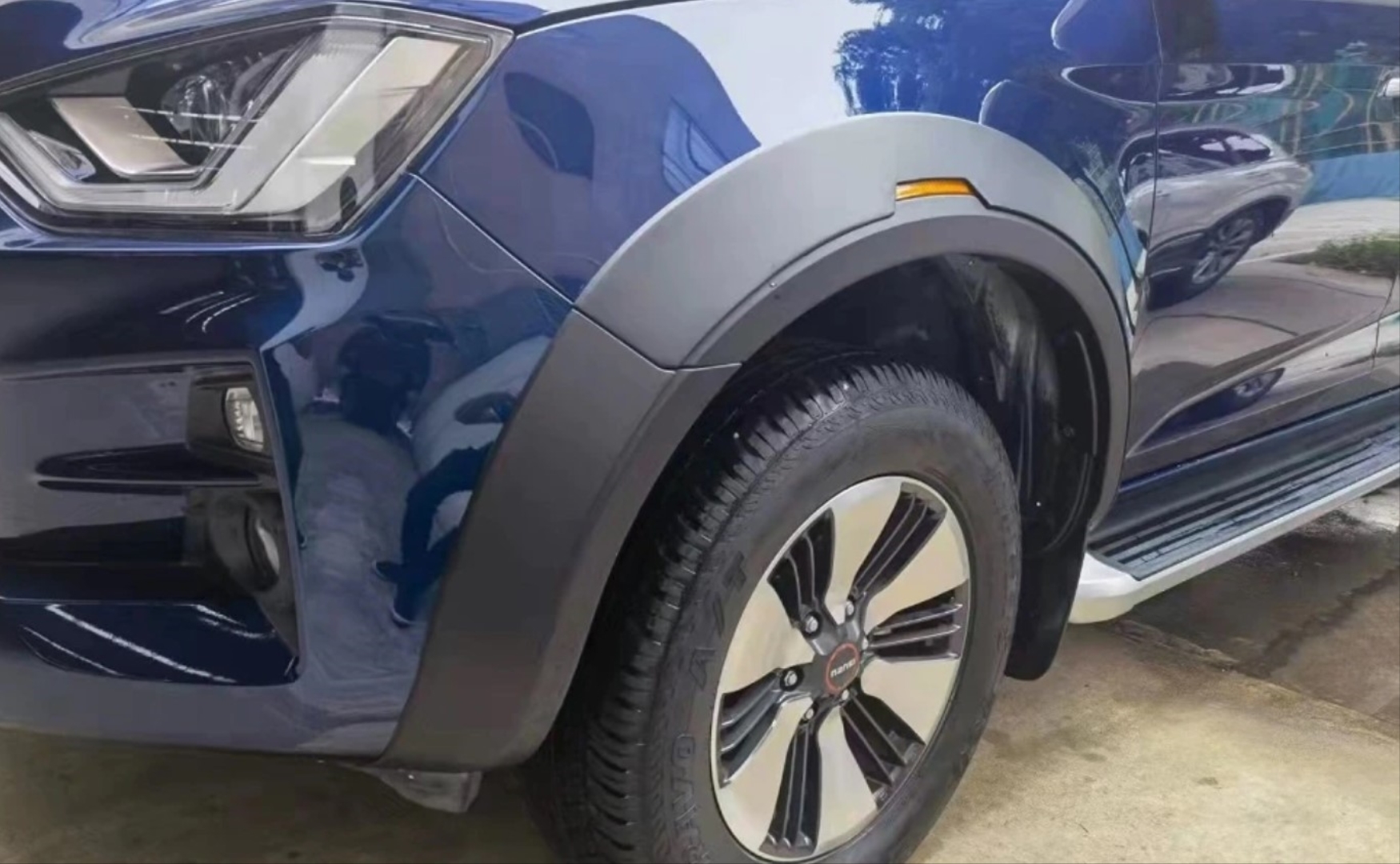 Isuzu D-MAX 2020+ Camurluk Kabartma Reflektörlü (Dodık) 5