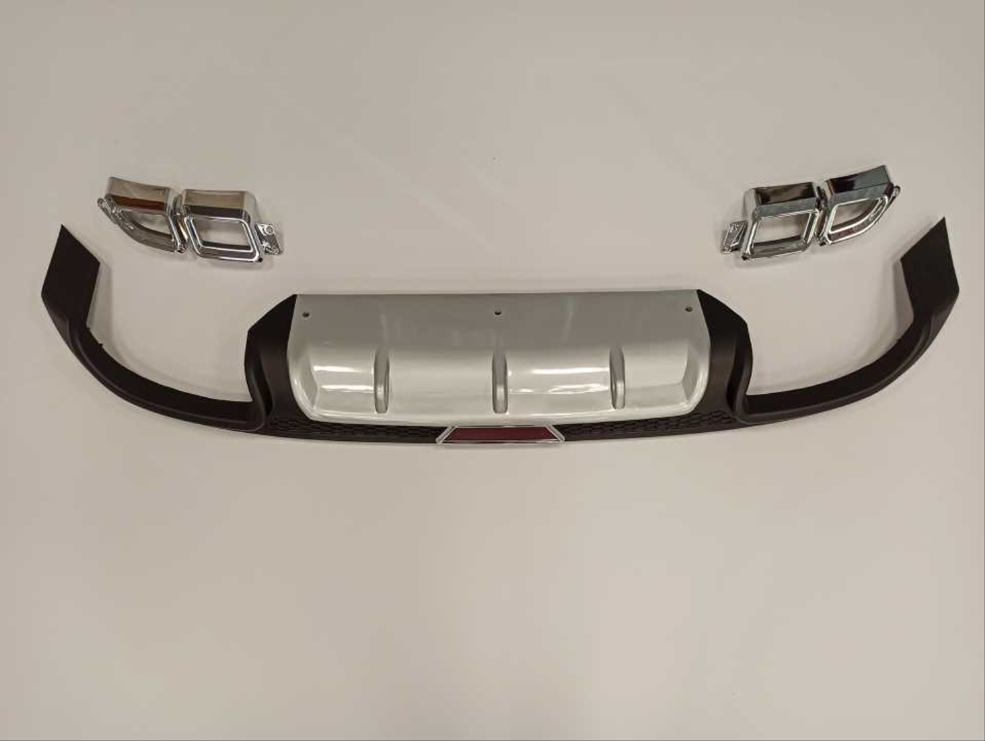 Hyundai Elantra 2016-2019 İçin Uyumlu 4 Egzoz Silver Difüzör Reflektörlü 3