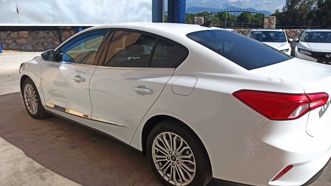 Ford Focus 2019+ Kapı Çıtası Piano Black 2