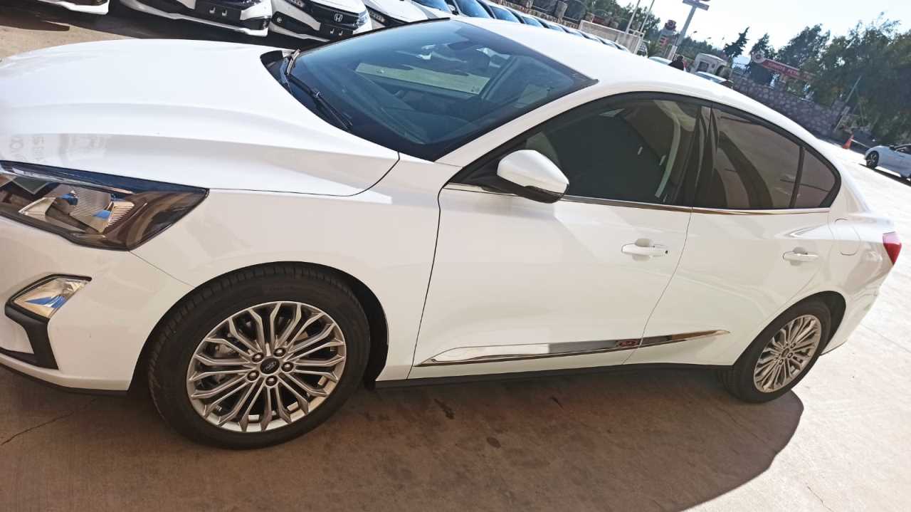 Ford Focus 2019+ Kapı Çıtası Piano Black 3