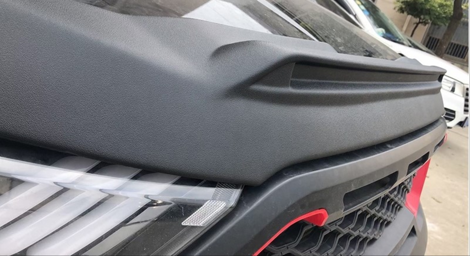 Toyota Hilux Revo İçin Uyumlu LED'li Kaput Rüzgarlığı 4