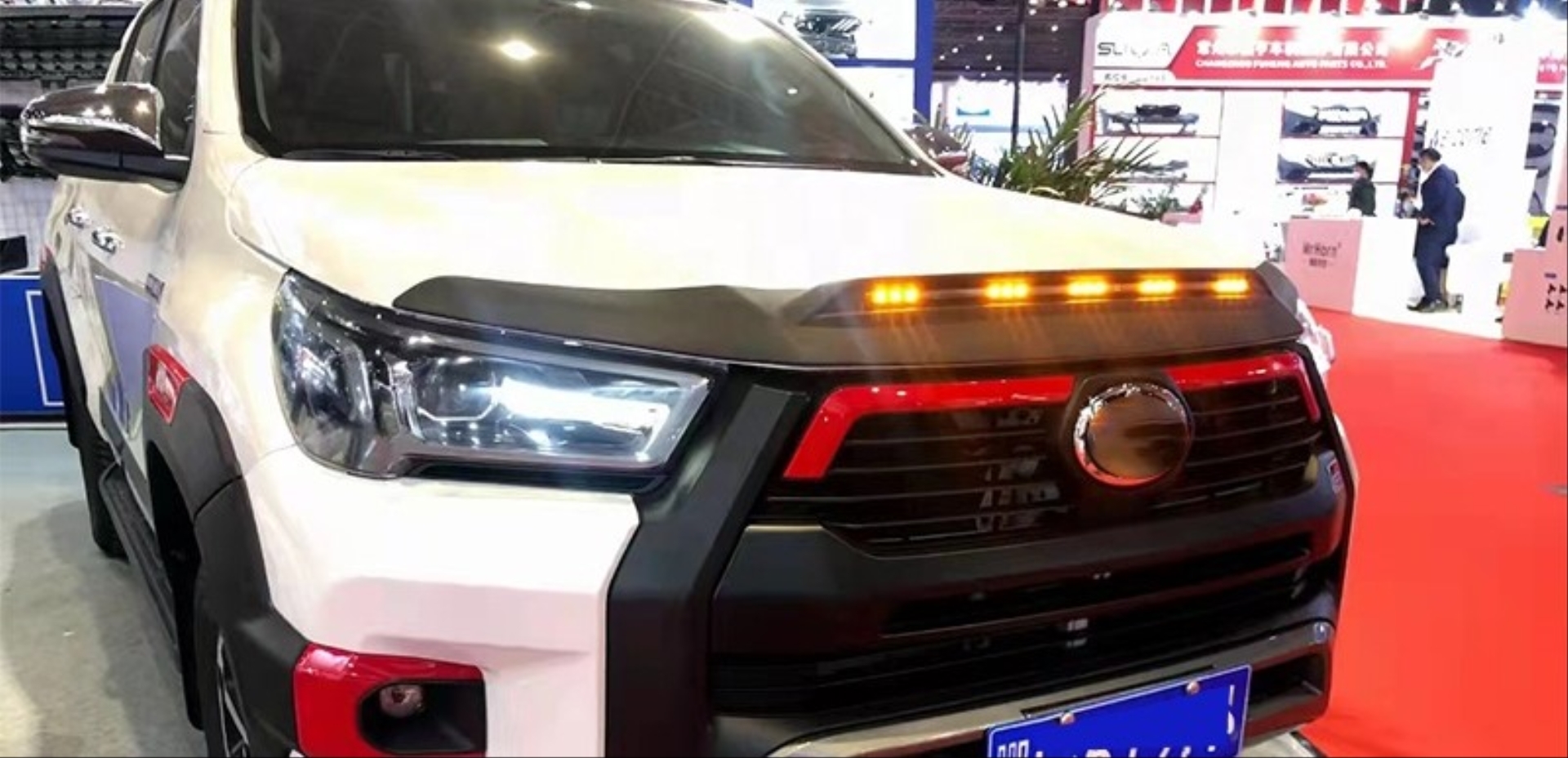 Toyota Hilux Revo İçin Uyumlu LED'li Kaput Rüzgarlığı 5