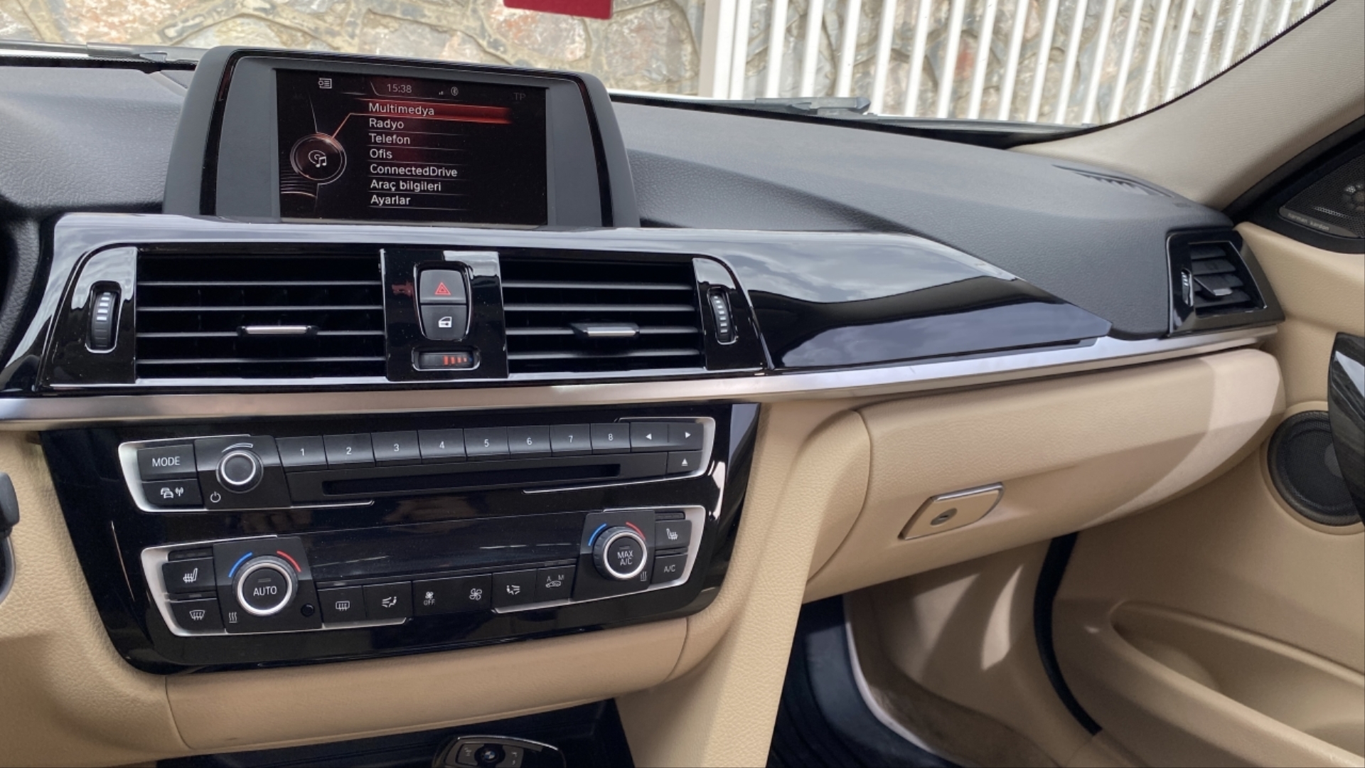 BMW 3 Serisi F30 Gögüslük ve Menfez Kaplama Seti - Piano Black 4