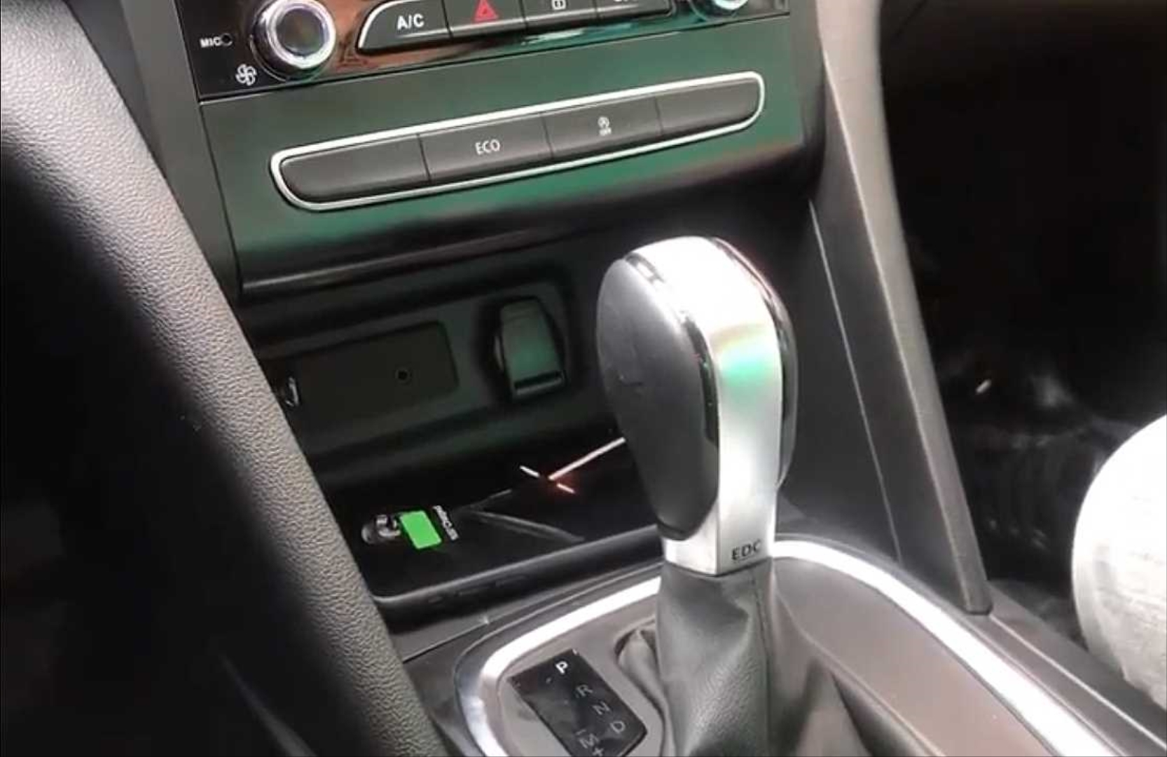 Renault Megane 4 (2016 ve üzeri) için Uyumlu Kablosuz Şarj Standı 2