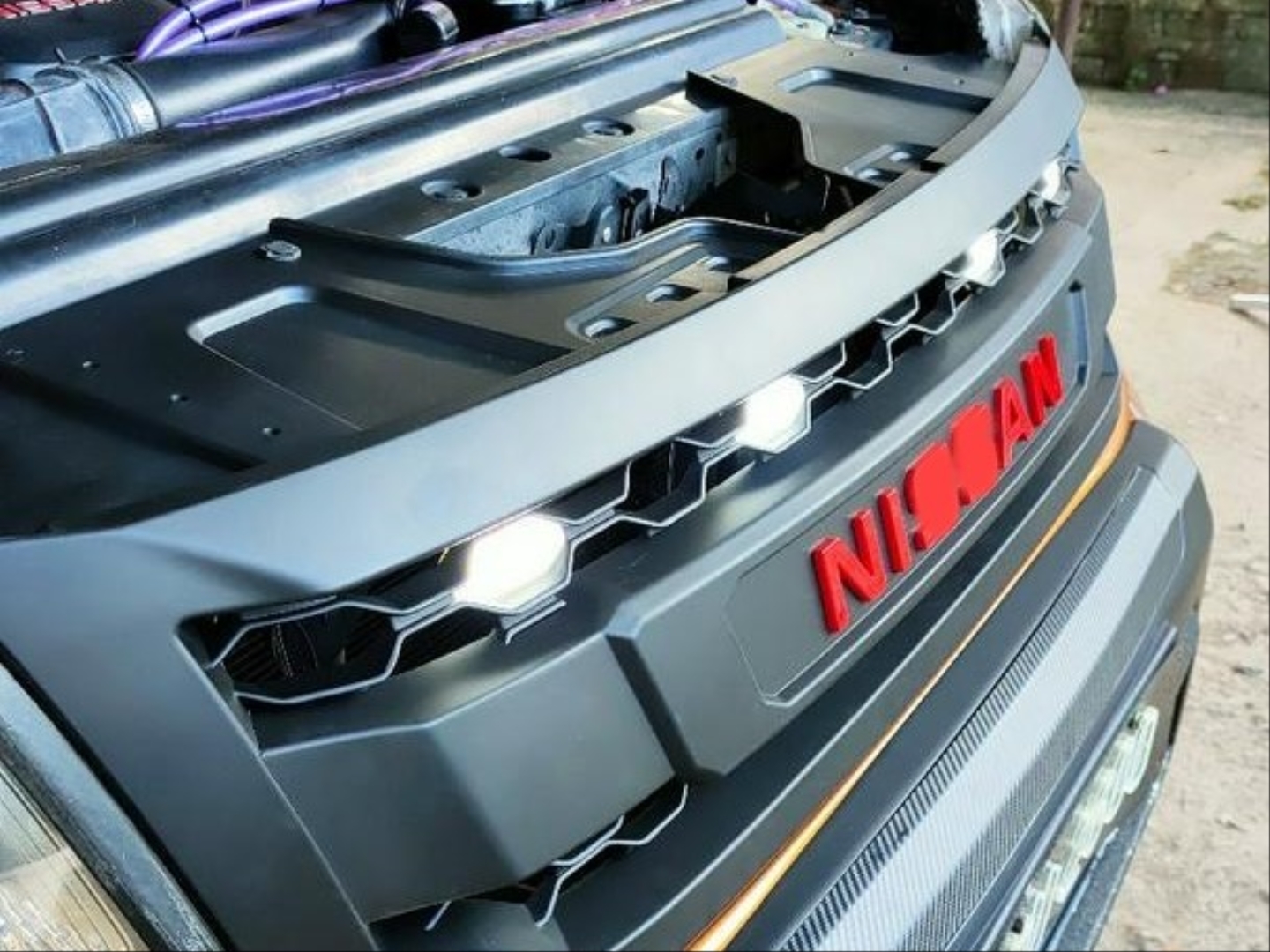 Nissan Navara NP300 (2015-2020) İçin Uyumlu LED'li Panjur - Siyah (Dizayn B) 2