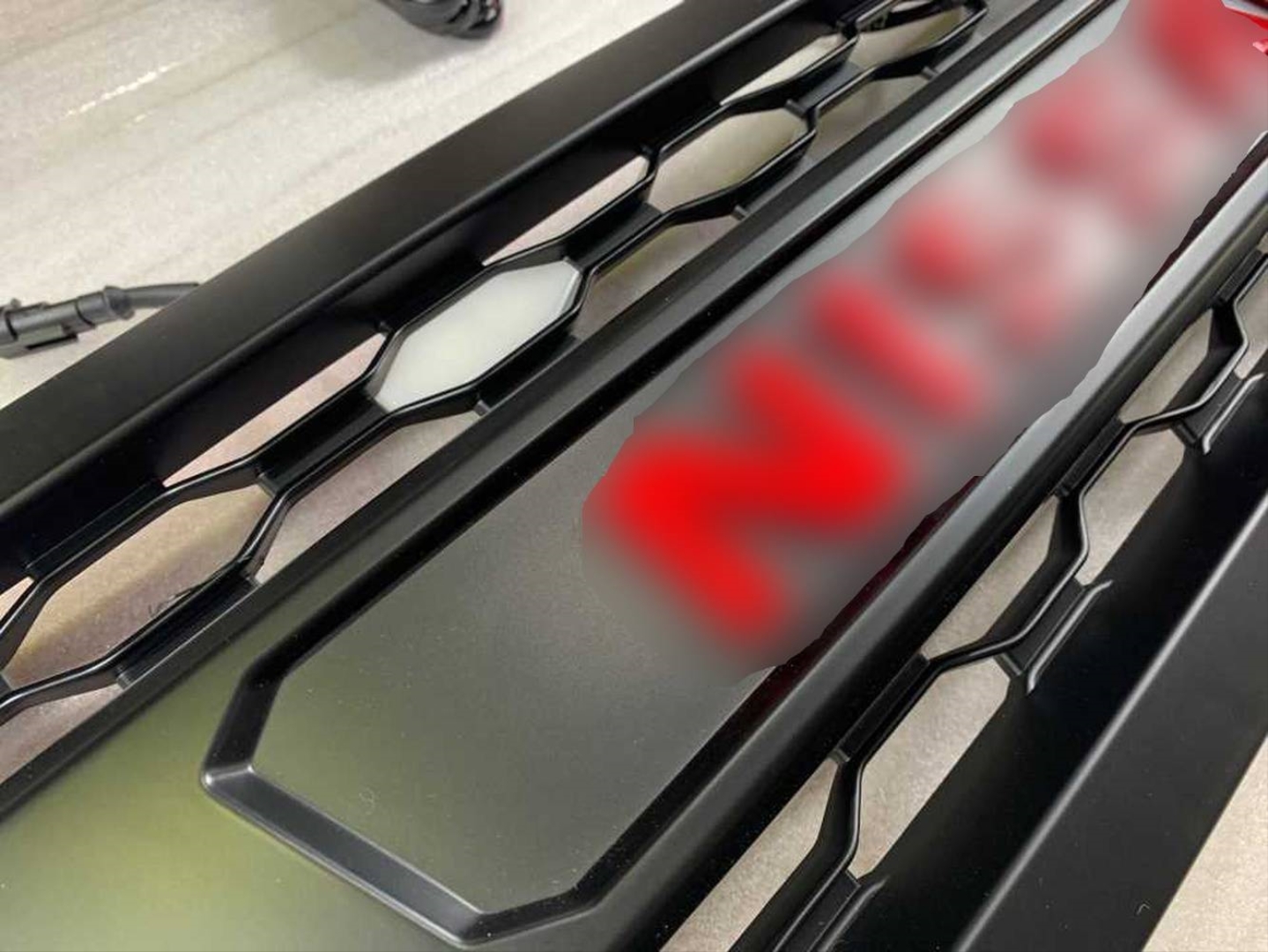 Nissan Navara NP300 (2015-2020) İçin Uyumlu LED'li Panjur - Siyah (Dizayn B) 4
