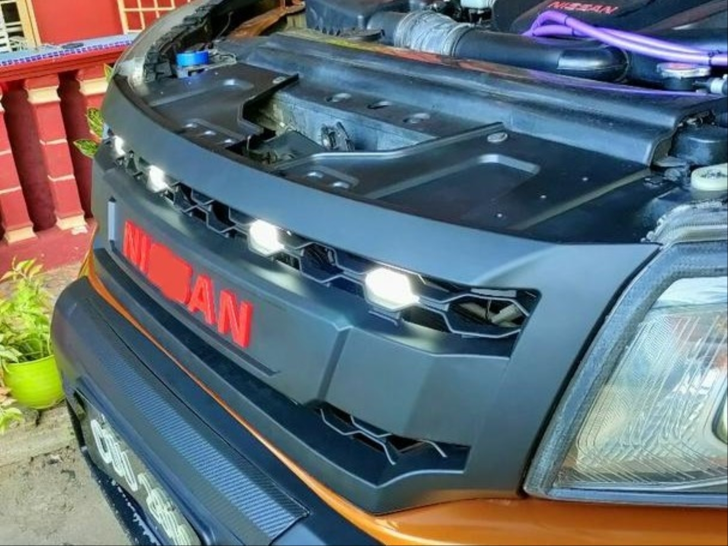 Nissan Navara NP300 (2015-2020) İçin Uyumlu LED'li Panjur - Siyah (Dizayn B) 5