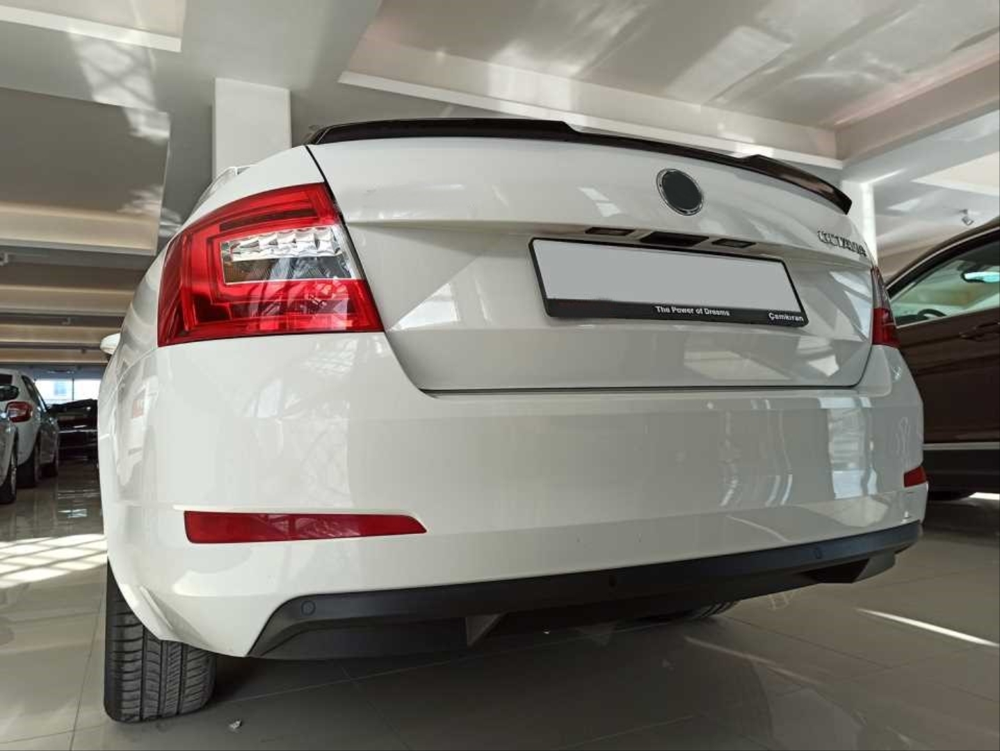 Skoda Octavia 2013-2017 İçin Uyumlu Spoiler (Parlak Siyah) 2