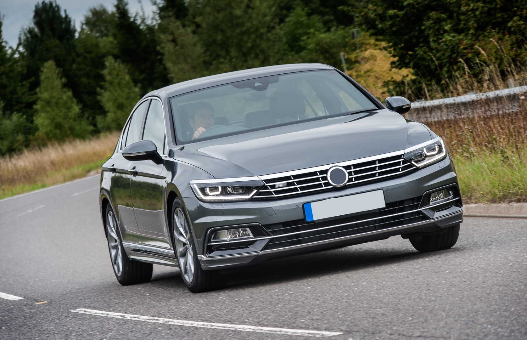 Volkswagen Passat B8 (2015-2018) R-Line Ön Panjur 3