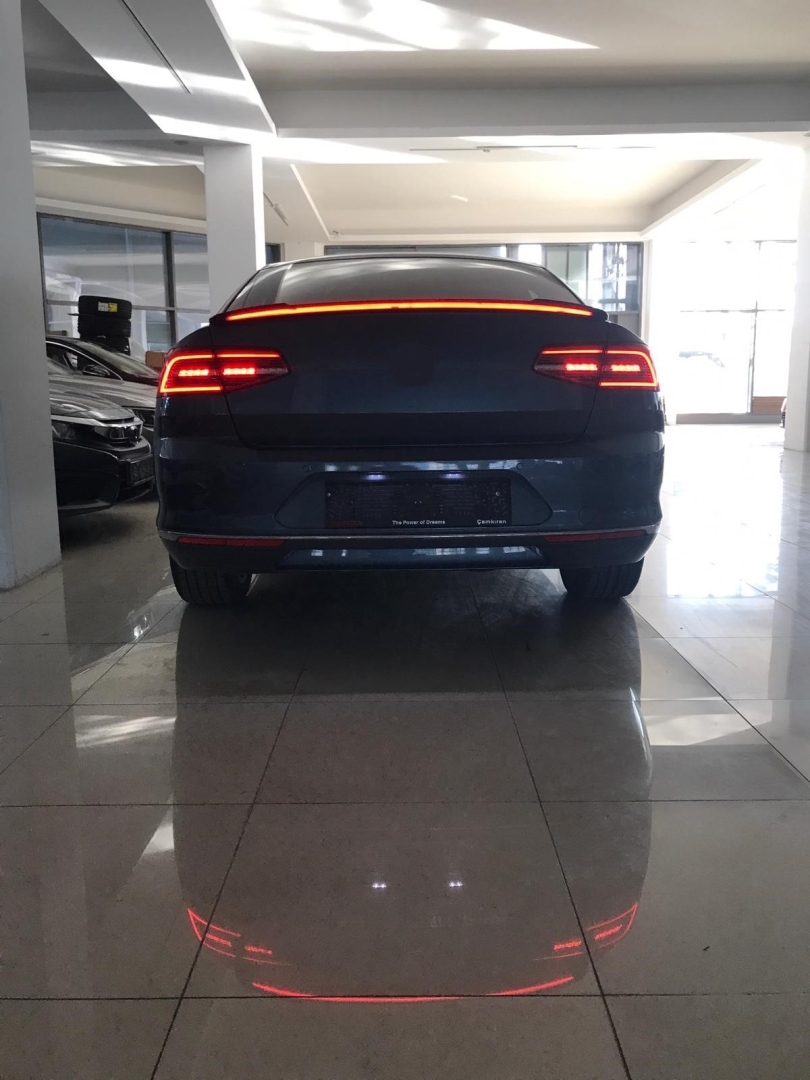 Volkswagen Passat B8 için Uyumlu LED Spoiler (Piano Black) 2