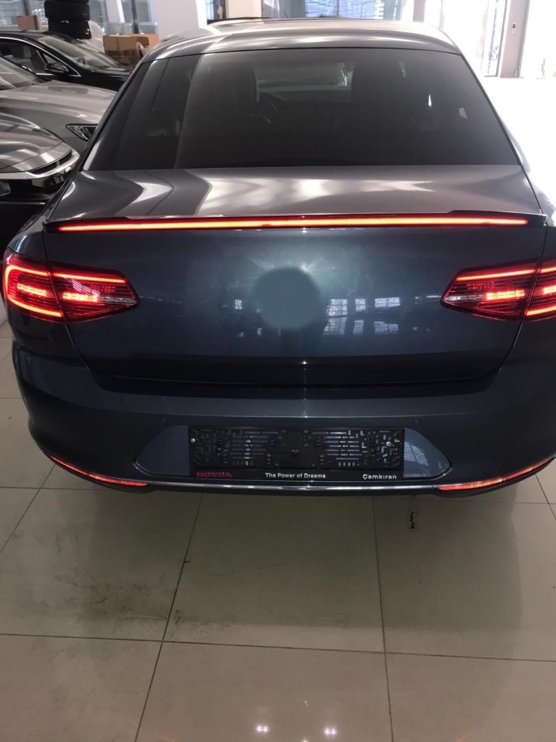 Volkswagen Passat B8 için Uyumlu LED Spoiler (Piano Black) 3
