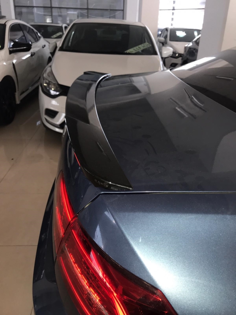 Volkswagen Passat B8 için Uyumlu LED Spoiler (Piano Black) 4
