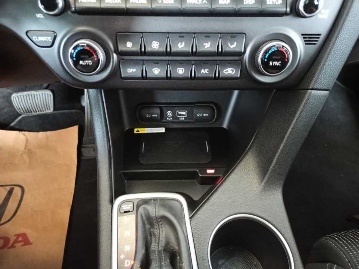 Kia Sportage 2016-2019 İçin Uyumlu Kablosuz Şarj Standı 3