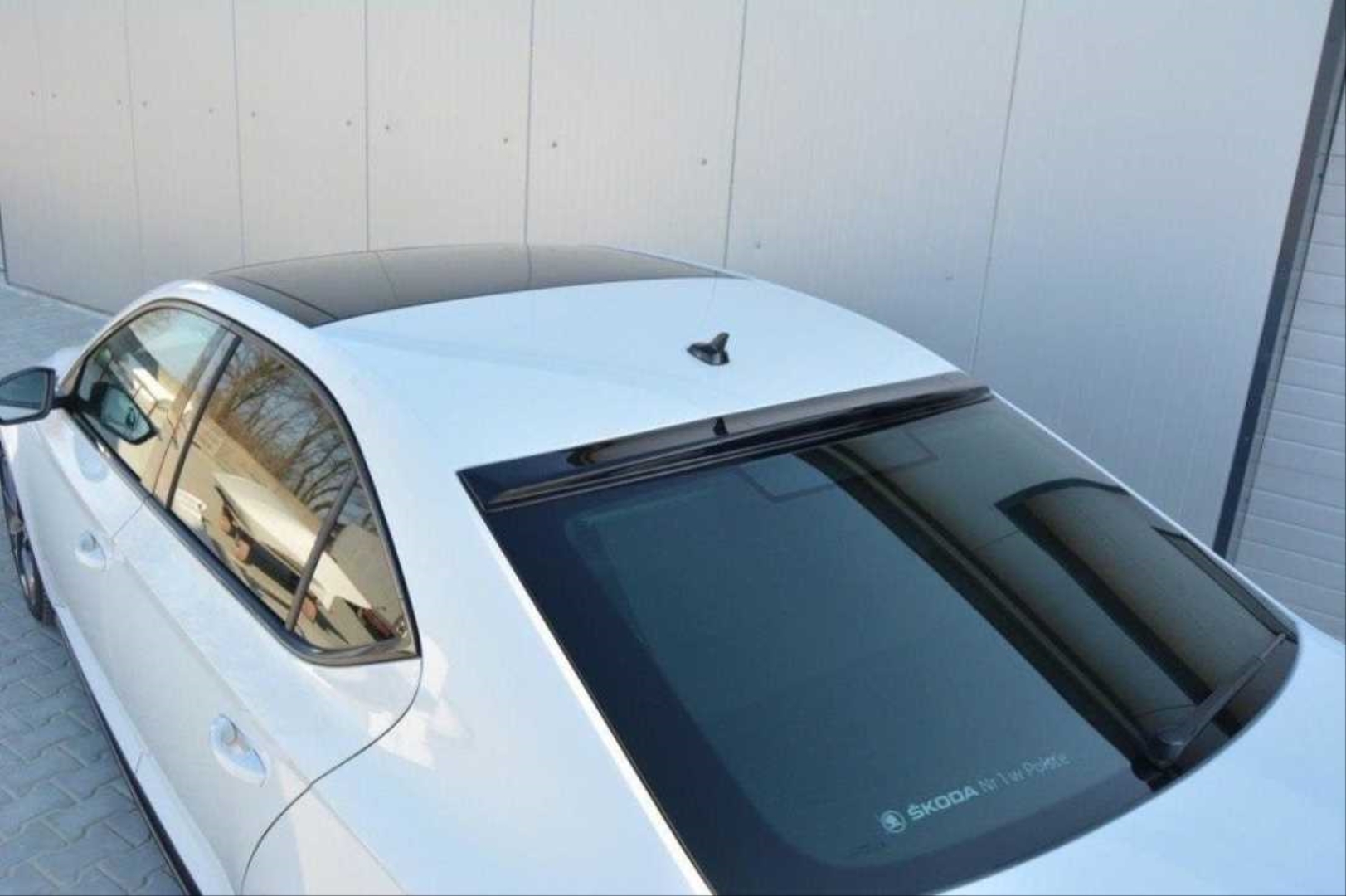 Super B 2015-2023 için uyumlu cam üstü spoiler - Piano Black (parlak siyah) 4