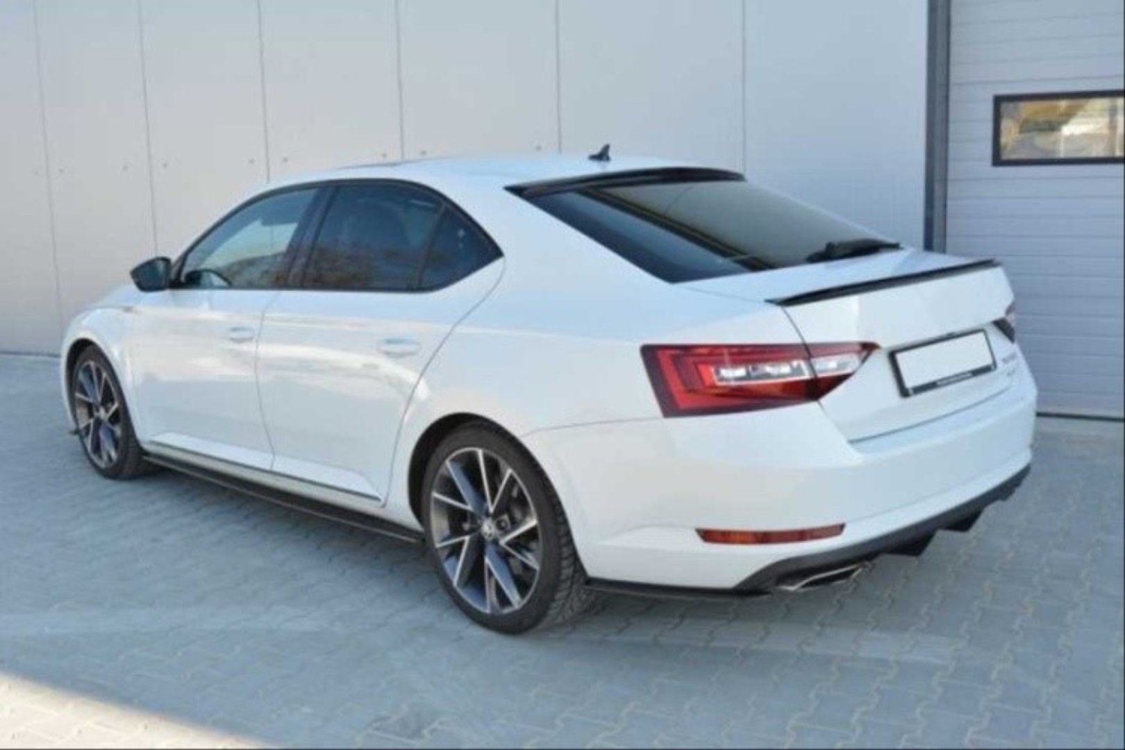 Super B 2015-2023 için Uyumlu Spoiler - Piano Black (Parlak Siyah) 2