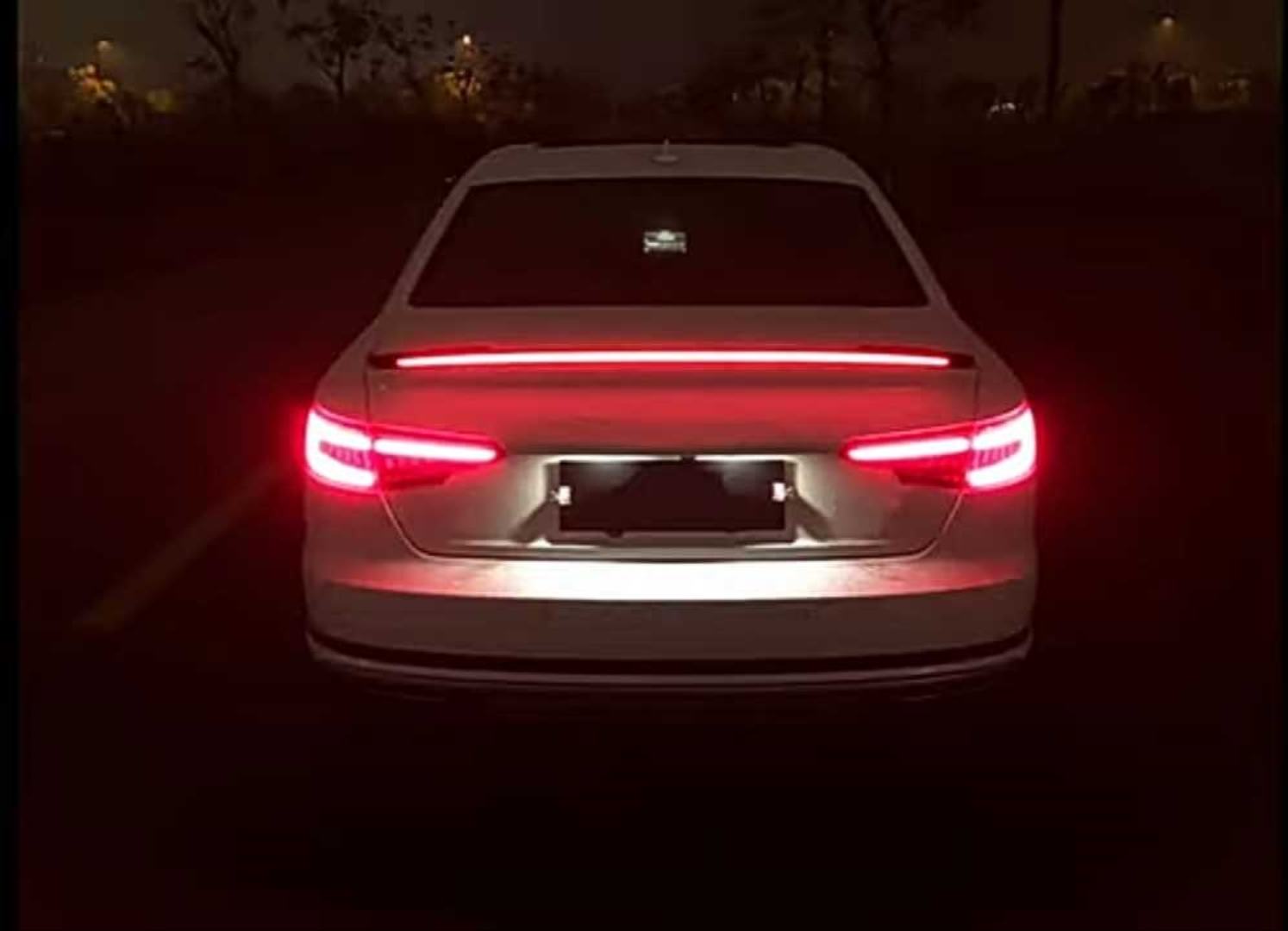 A4 2016-2019 için Uyumlu LED Spoiler Piano Black (Parlak Siyah) 5
