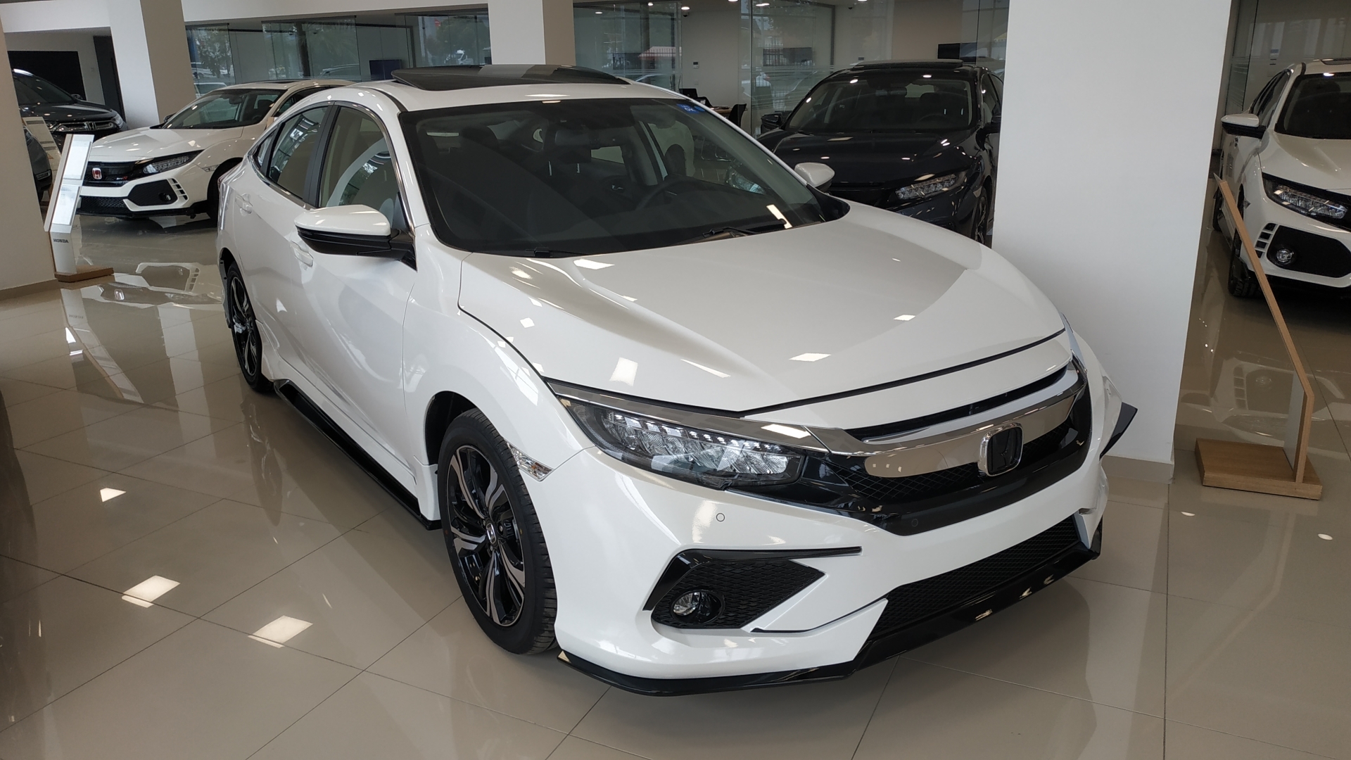 Civic Concept Model Ön Tampon Ek Piano Black Detaylı 4