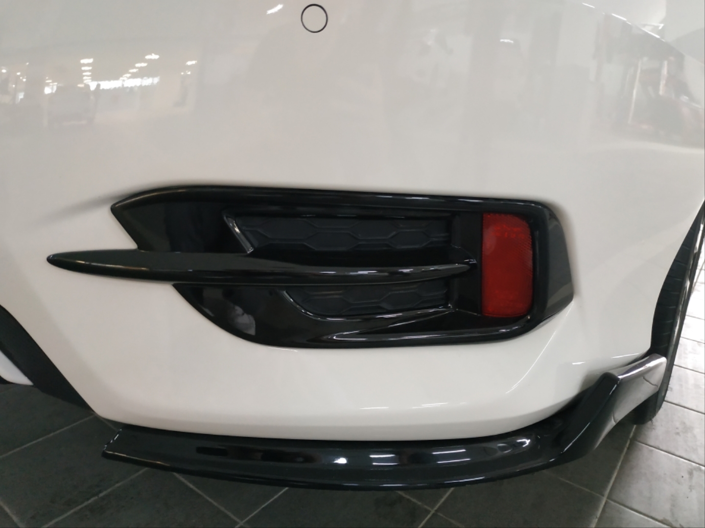 Honda Civic FC5 2016-2020 İçin Uyumlu Arka Sis Kapağı Orta Çıta - Siyah 2