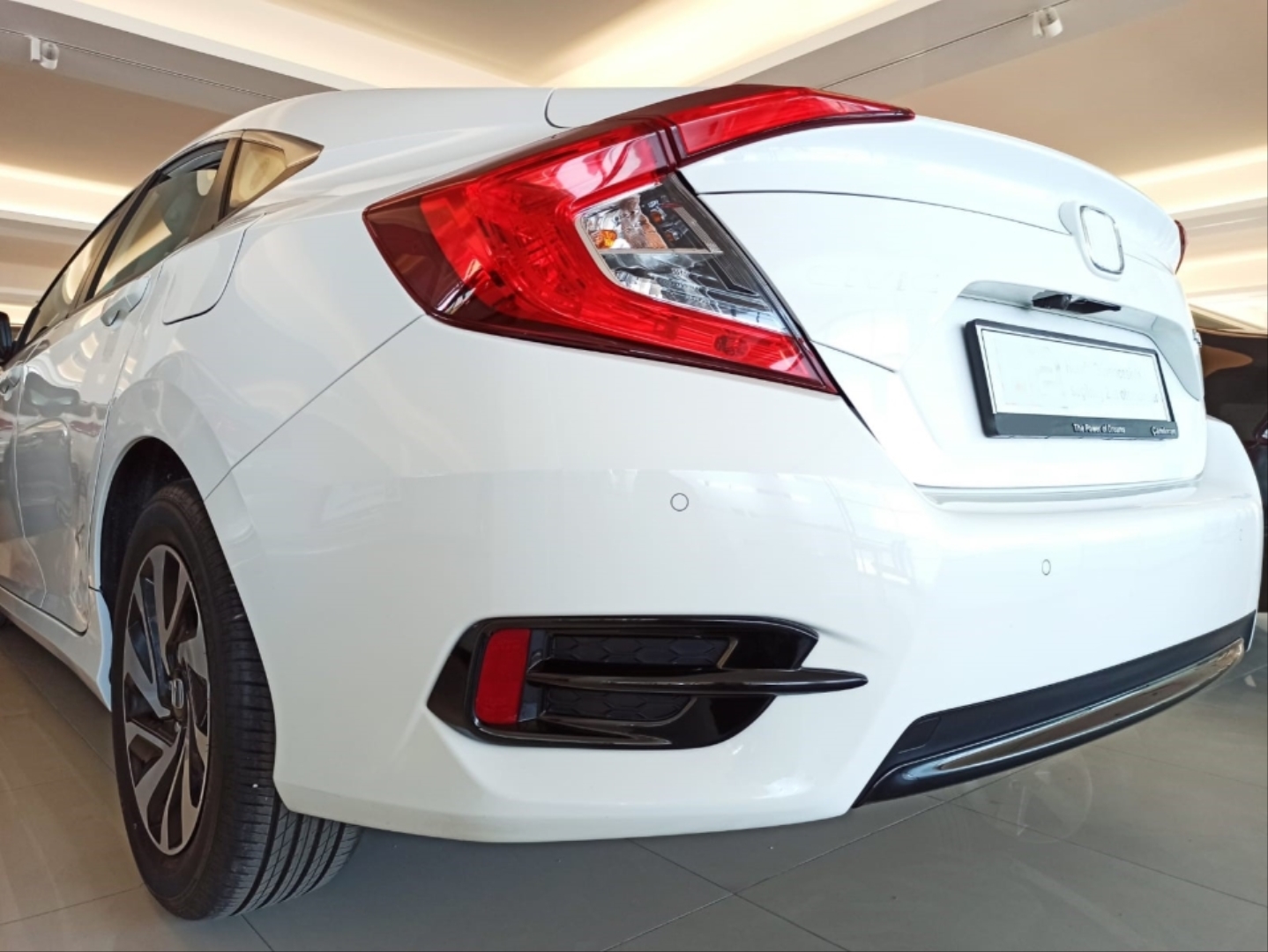 Honda Civic FC5 2016-2020 İçin Uyumlu Arka Sis Kapağı Orta Çıta - Siyah 4