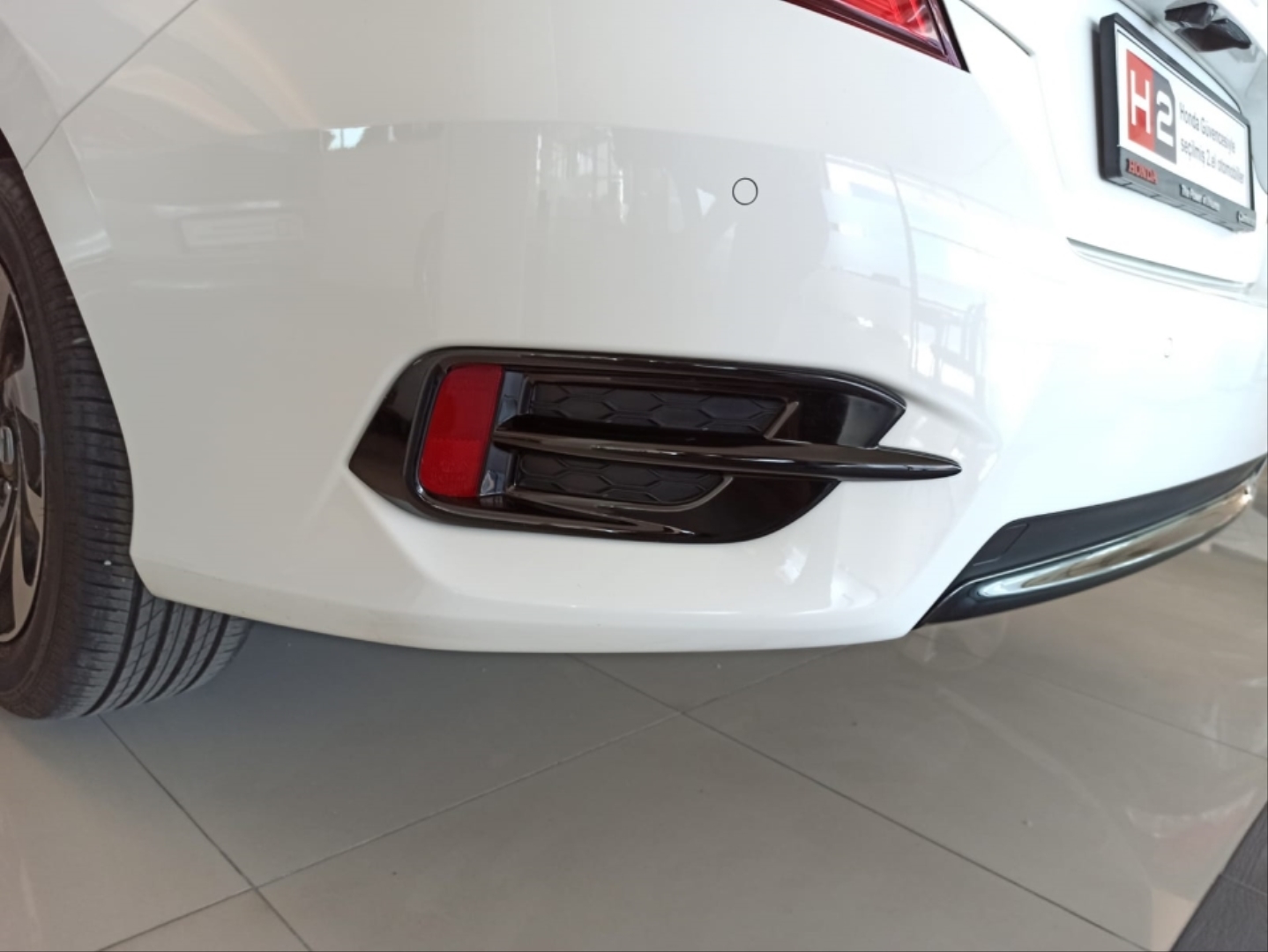 Honda Civic FC5 2016-2020 İçin Uyumlu Arka Sis Kapağı Orta Çıta - Siyah 5