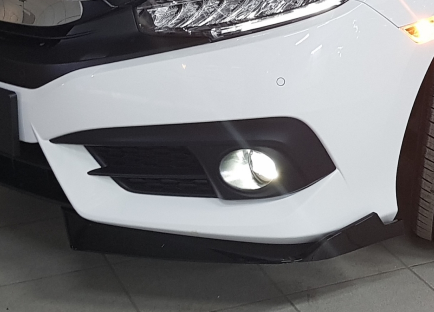 Civic FC5 2016-2020 Uyumlu Çıkıntılı Ön Flap Piano Black Dizayn 4