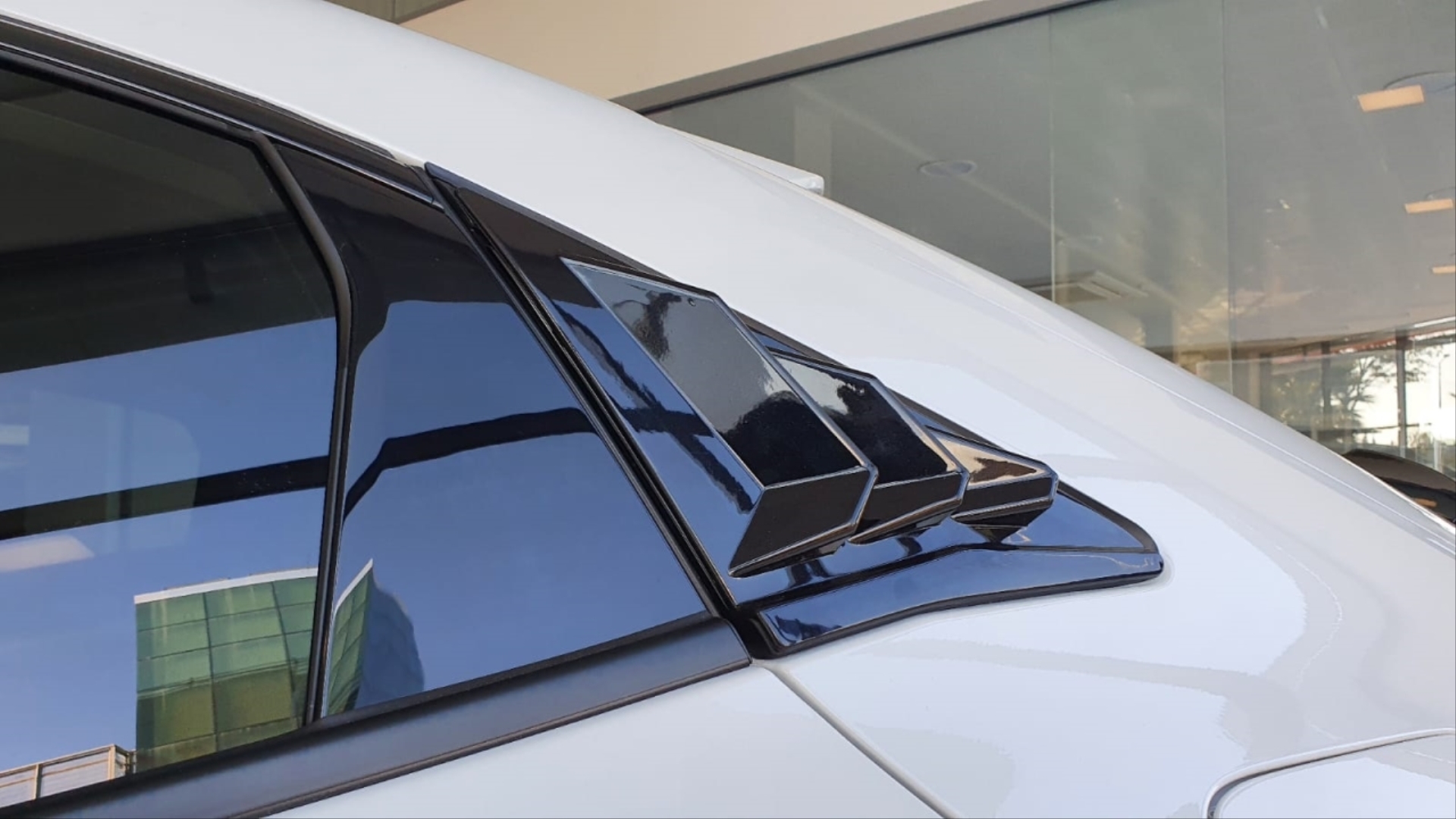 Civic FK7 (2016-2020) İçin Uyumlu HB Kelebek Kaplama Piano Black 3