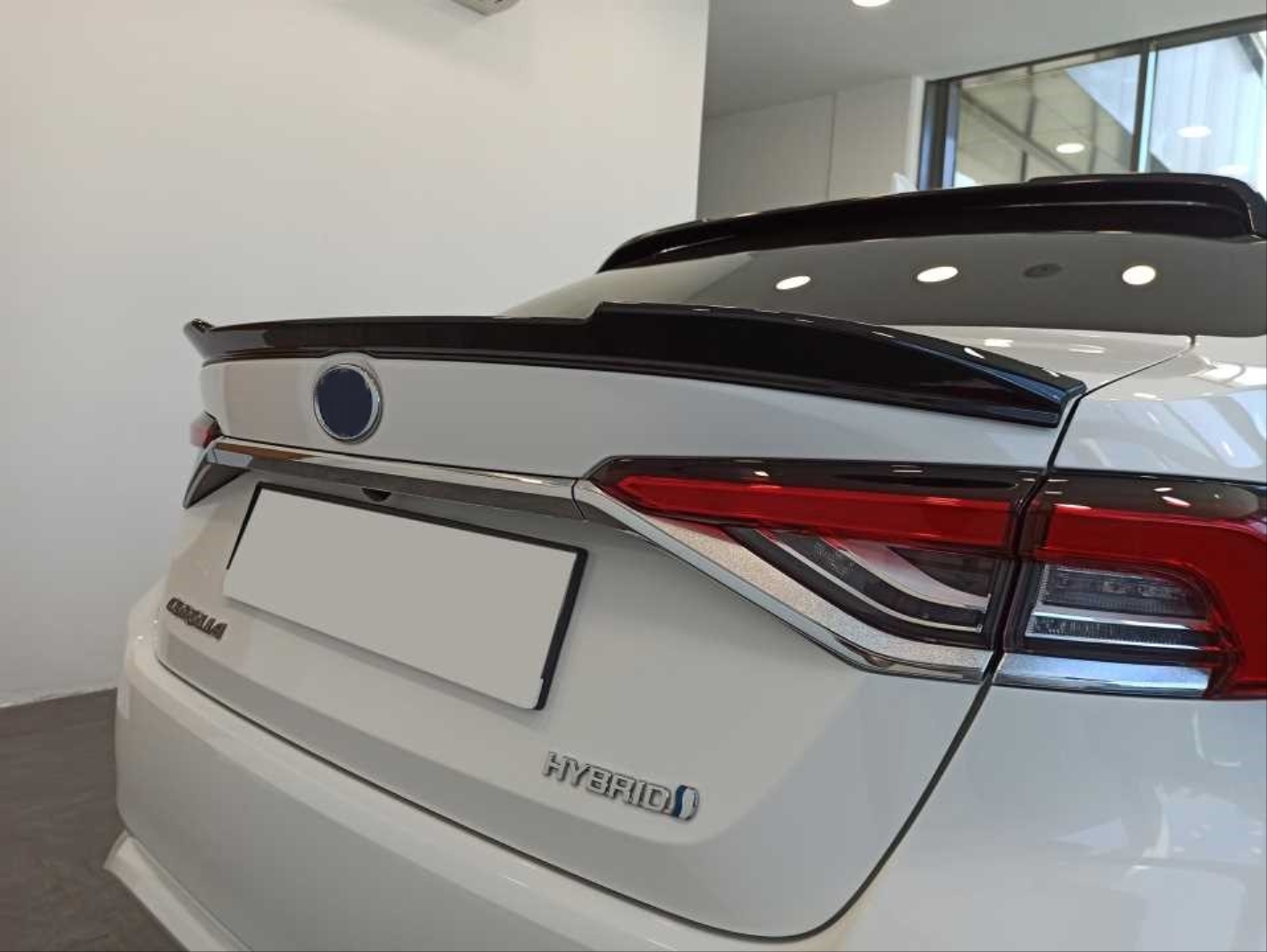 Corolla 2019+ İçin Uyumlu Bagaj Üstü Spoiler B Dizayn (Piano Black) 5