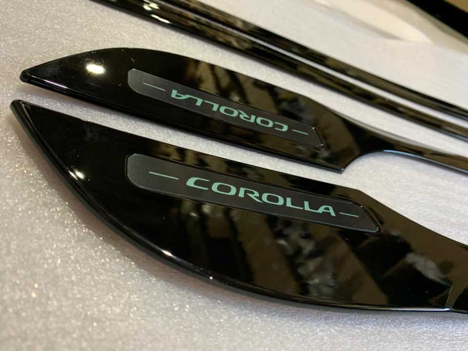 Corolla 2019+ için Uyumlu Kapı Çıtası Piano Black 4