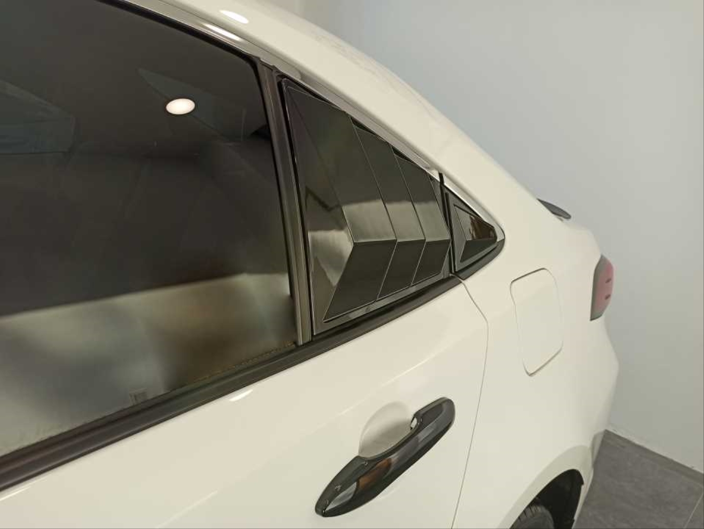 Corolla 2019+ İçin Uyumlu Kelebek Kaplama Piano Black 3